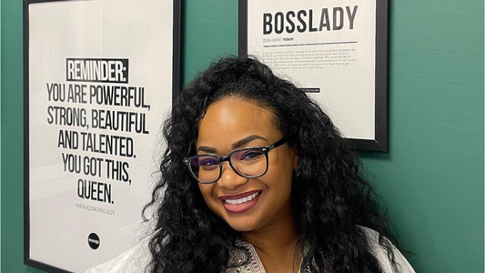 Elke ochtend pakt de onderneemster haar dosis motivatie uit de Mooqz Bosslady collectie – pure power vibes!