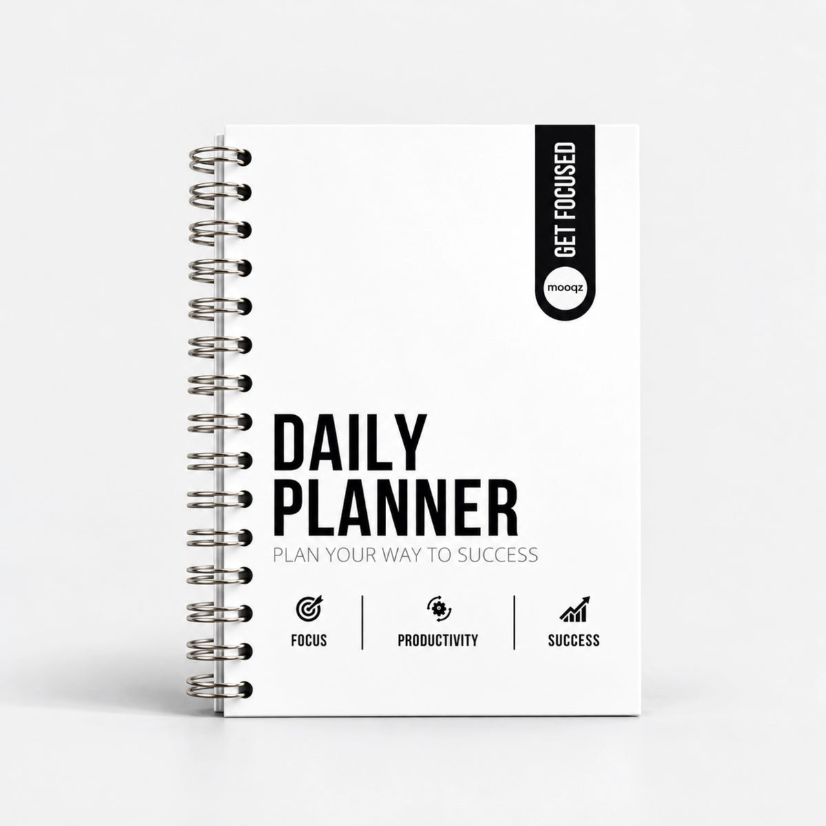 Witte Mooqz Daily Planner met zilverkleurige metalen spiraalbinding, zwart Get Focused-label en de tekst Plan Your Way to Success op de cover.