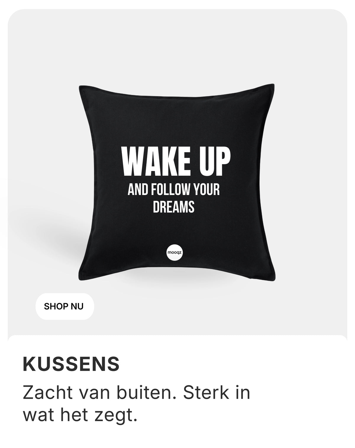 Zwart kussen met de tekst ‘Wake Up and Follow Your Dreams’.