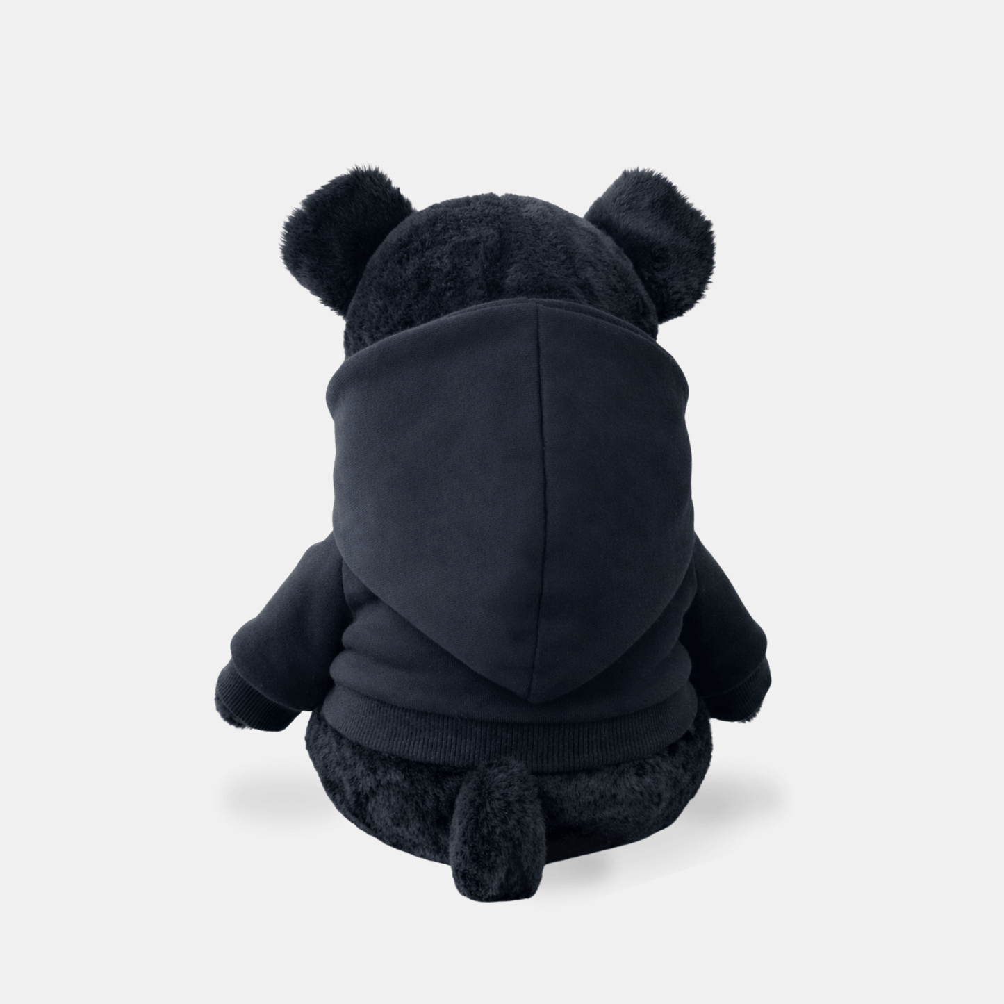 Achterkant van Mooqz plush bear met zwarte hoodie