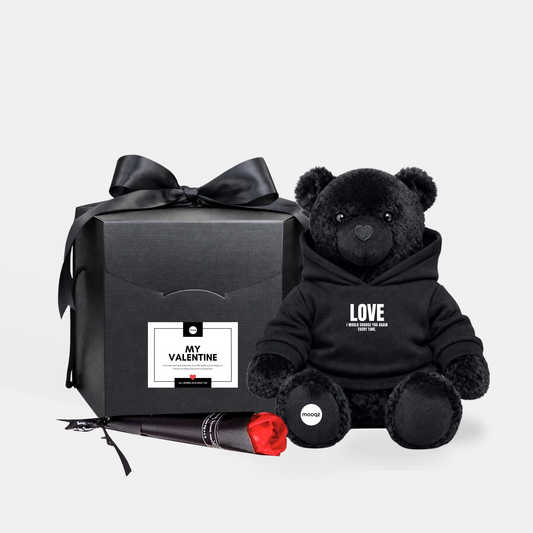 Mooqz Valentine giftbox gecombineerd met zwarte plush bear in love hoodie
