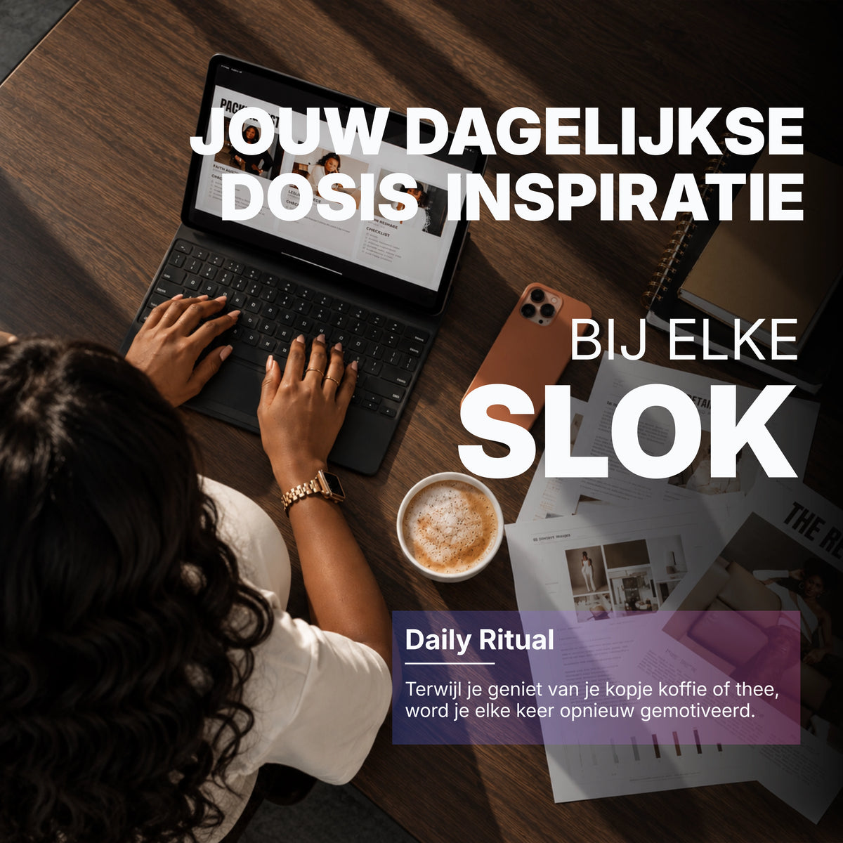 Vrouw aan het werk met koffie en laptop, met de boodschap ‘Jouw dagelijkse dosis inspiratie — bij elke slok’ en de Daily Ritual-motivatieboodschap.