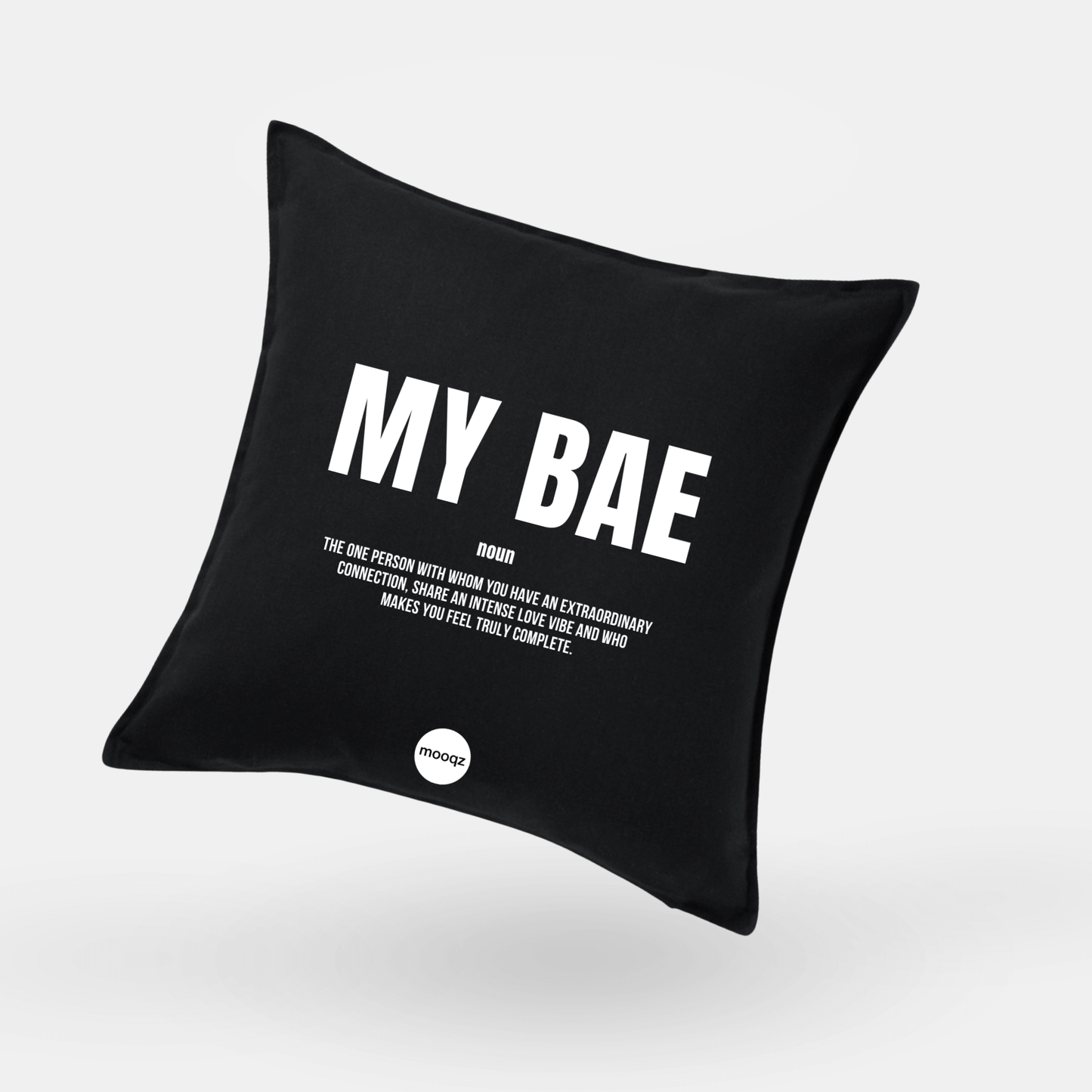 Zwart My Bae sierkussen met love quote, minimalistisch design en luxe uitstraling van Mooqz